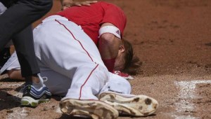 VIDEO: El fuerte pelotazo en el rostro que mandó a un beisbolista de los Medias Rojas de Boston al hospital