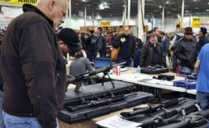 Nuevo proyecto de ley en Florida busca bajar edad mínima para comprar armas