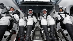 Astronautas de SpaceX Dragon entran en la Estación Espacial Internacional (VIDEO)