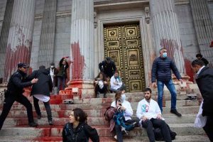 Seudo activistas por el clima lanzaron pintura roja a la fachada del Congreso español
