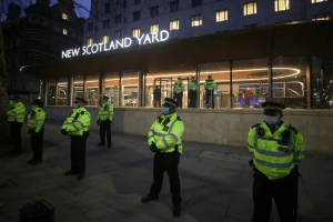 Un informe independiente sacude al Reino Unido: concluyó que la Policía de Londres es racista, misógina y homofóbica