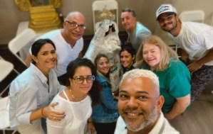 En Miami: El estilista venezolano Daniel Briceño se encargó de peinar la réplica de la Virgen del Valle