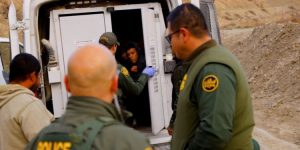Hallan al menos dos migrantes muertos y 10 encerrados en vagón de tren en Texas