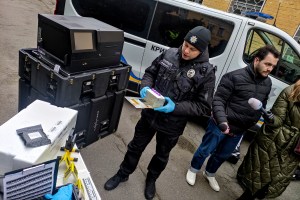 Laboratorios móviles de ADN agilizan la identificación de víctimas de Rusia