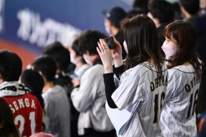Cultura japonesa: Fanáticos tomaron fotos a la pelota del jonrón de Ohtani y luego la devolvieron al que la atrapó (VIDEO)