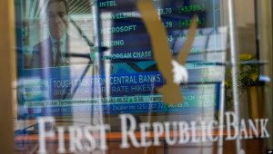 Bancos grandes de EEUU rescatan al First Republic Bank, tras caída del 36% de sus acciones (Video)