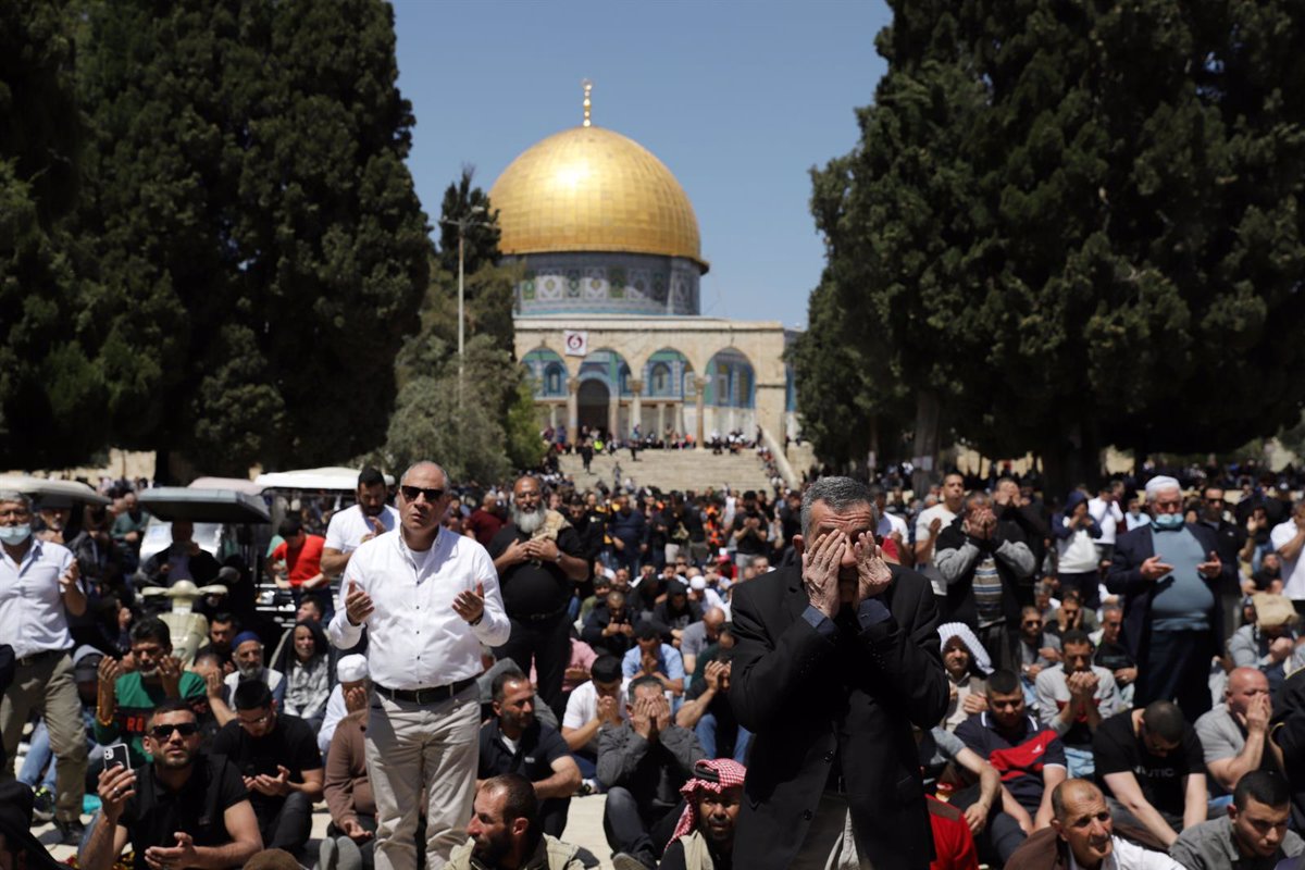 Unos 250 mil palestinos rezan en el segundo viernes de Ramadán en Jerusalén