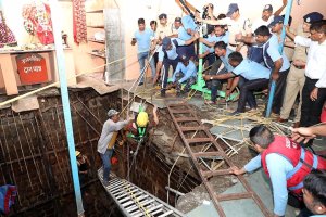 Ascienden a 35 los fallecidos en India tras hundimiento del suelo de un templo durante una celebración religiosa