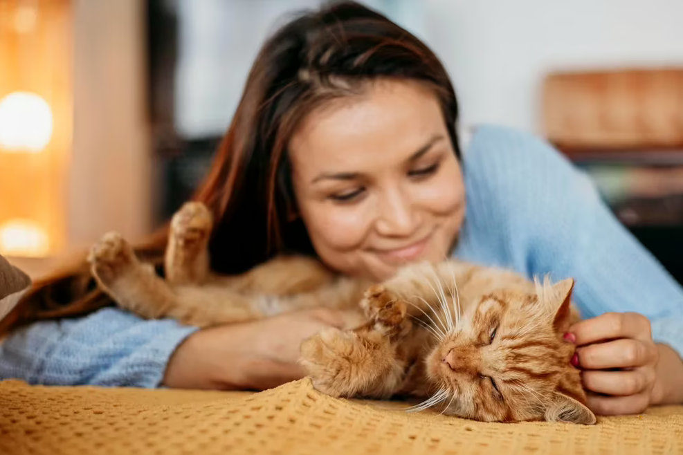 ¿Por qué los gatos prefieren a las mujeres?