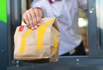Captan a empleada de McDonald’s realizando un acto aberrante