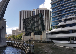 Imprudente escaló puente levadizo de Miami en pleno funcionamiento (VIDEO)