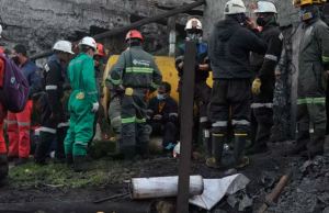 Buscan a diez mineros atrapados por explosión que mató a 11 en Colombia