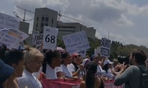 Mujeres protestaron por respeto a sus derechos laborales y sociales en Caracas este #8Mar