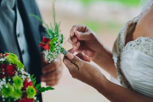 La polémica pelea a golpes de una pareja luego de haber celebrado su boda (VIDEO)