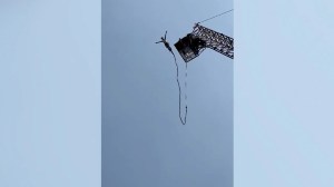 Saltó en bungee desde una altura de 10 pisos, la cuerda se rompió y sobrevivió de milagro (VIDEO)