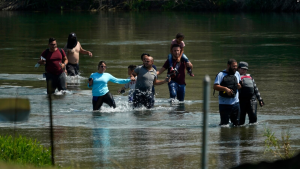 Riesgo en la frontera: Gélidas aguas del río Bravo ponen en peligro a migrantes