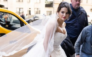 La razón por la que Selena Gómez apareció vestida de novia en las calles de Nueva York (FOTOS)