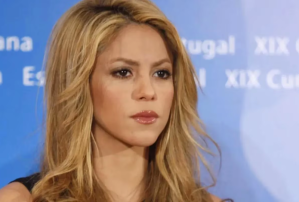 ¿Cómo sirena en el agua? La aparatosa caída que sufrió Shakira mientras practicaba surf (VIDEO)