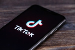 Reino Unido prohíbe TikTok “con efecto inmediato” en teléfonos del gobierno