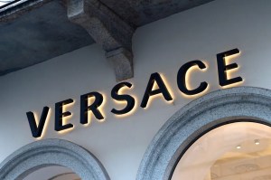 Pagó una “tontería” por vestido antiguo de Versace en tienda de segunda mano y podría valer miles de dólares (VIDEO)