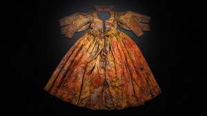 Vestido de seda sobrevivió casi cuatro siglos en el fondo del mar y es todo un misterio