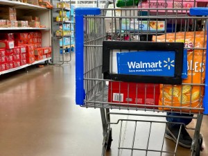VIDEO: Cliente de Walmart hizo un pedido a domicilio y se lo entregaron con todo y el carrito de compras
