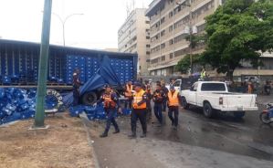 VIDEO: Gandola de cerveza perdió su carga tras chocar contra una defensa en La Yaguara