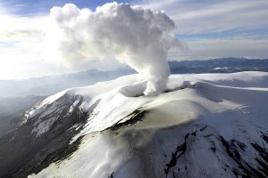 Petro ordenó evacuación de 2.500 familias antes de que volcán Nevado del Ruiz haga erupción