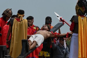 Crucifixiones reales, azotes y flagelaciones: sangrienta tradición de Viernes Santo en Filipinas (Imágenes sensibles)