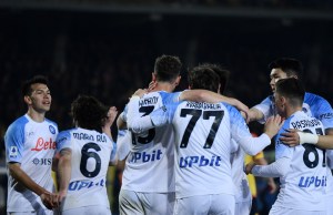 Napoli reaccionó con un triunfo sobre el Lecce que lo acerca más al “Scudetto”