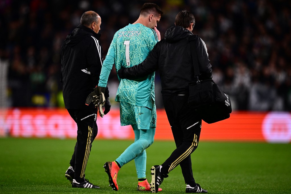 Portero de la Juventus salió del campo entre lágrimas y la mano en el pecho (Video)