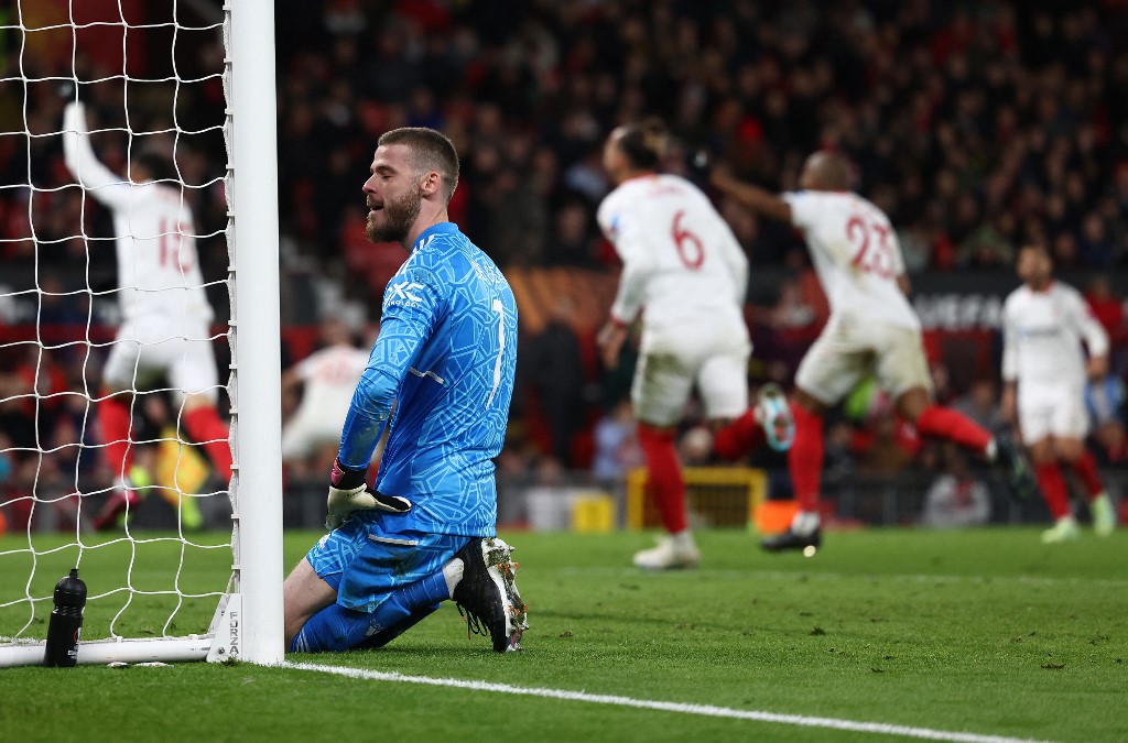 Sevilla rescató un empate tras dos autogoles del Manchester United