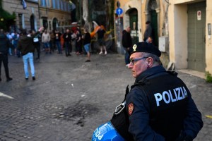 “Armados con bastones y mazas”: unos 30 fanáticos del Roma fueron detenidos por la policía