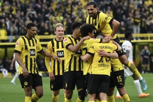 El Dortmund aplastó al Eintracht y se puso líder de la Bundesliga
