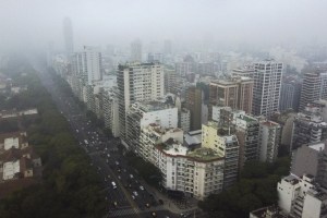 Buenos Aires bajo humo y olor a quemado por un incendio en Uruguay