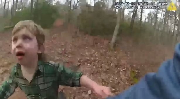 Desgarrador momento en que policía encuentra a niño de cuatro años desaparecido en bosque de Nueva Jersey