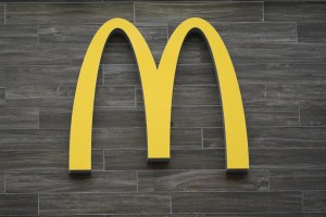 Los recortes de personal llegan a McDonald’s: Cadena de restaurantes cierra temporalmente oficinas en EEUU