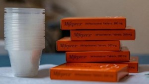 Mifepristona: Qué tan segura es la pastilla abortiva en el centro de la polémica en EEUU