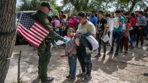 Qué se sabe de los centros de procesamiento de migrantes que EEUU abrirá en Colombia y Guatemala
