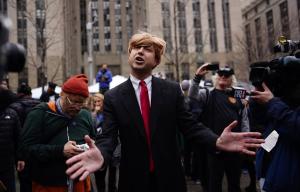 EN IMÁGENES: Enorme expectación en inmediaciones de la corte de Nueva York con grupos pro y contra Trump