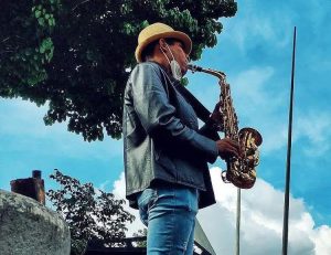 Indignante: policía le reventó el saxofón a un músico que tocaba en las calles de Chacao (Videos)