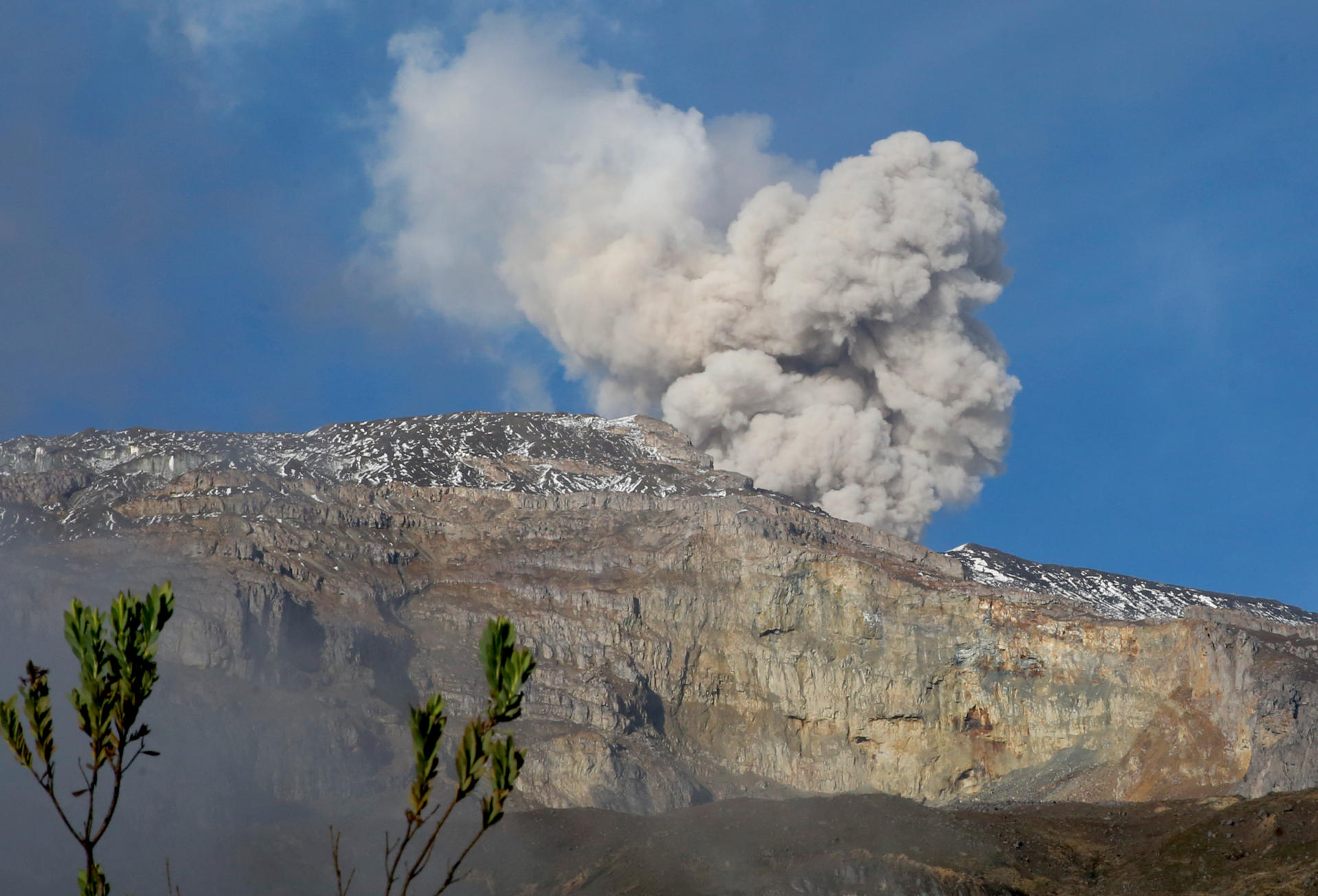Geólogos detectan mayor nivel de actividad en el volcán Nevado del Ruiz