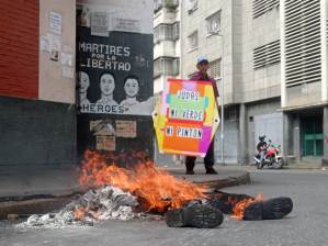 FOTOS: Caraqueños quemaron la corrupción chavista con un Judas de El Aissami, Padrino, Meléndez y Maduro