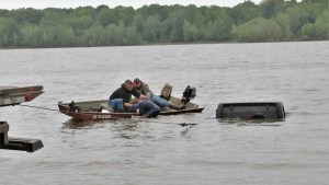 Sorpresa en Texas: Descubren un Jeep sumergido en un lago con una mujer viva en su interior