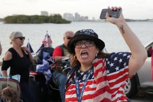 Partidarios de Trump le mostraron su apoyo cerca de su mansión en Florida (FOTOS)