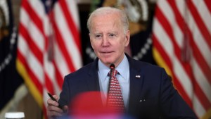 Gobierno de Biden hará “lo posible” para que píldora abortiva siga disponible