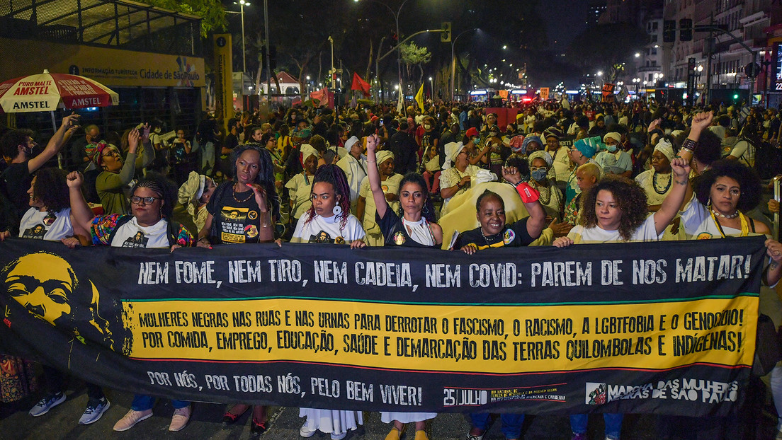 “¿Soy una amenaza?”: una mujer negra protesta semidesnuda contra el racismo en un Carrefour de Brasil