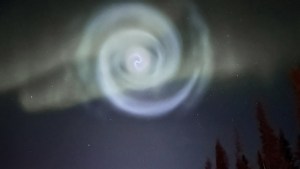 Una extraña espiral brillante aparece en el cielo nocturno de Alaska (Imágenes)