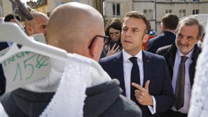 “Usted dice muchas tonterías todos los días”: ciudadanos aún molestos desafían a Macron