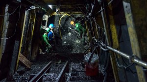 Grupo armado retiene a 50 trabajadores en una compañía minera en Colombia